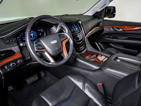 Used 2019 Cadillac Escalade Luxury AWD/4WD image 19