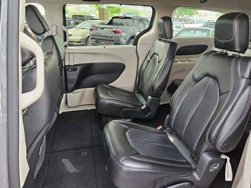 Used 2023 Chrysler Pacifica Touring-L FWD image 12