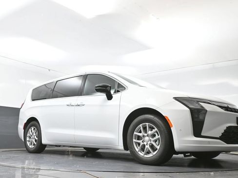 New 2027 Chrysler Pacifica Select FWD image 41