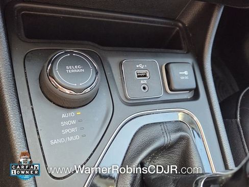 Used 2021 Jeep Cherokee Latitude Plus AWD/4WD image 23