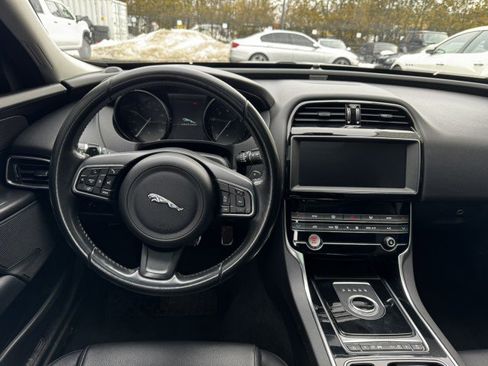 Used 2019 Jaguar XE Premium AWD/4WD image 27
