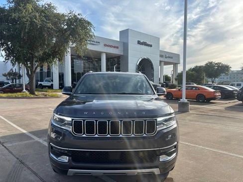 Used 2024 Jeep Wagoneer L Series II w/ Flexible Seating Group AWD/4WD image 2