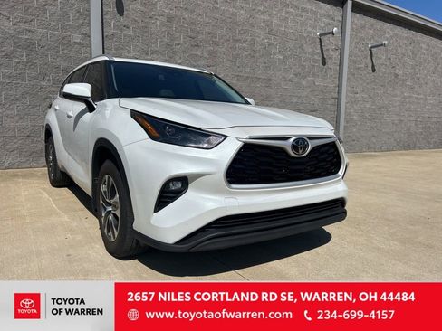 Used 2022 Toyota Highlander XLE AWD/4WD image 1