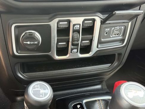 Used 2022 Jeep Wrangler Unlimited Sahara AWD/4WD image 28