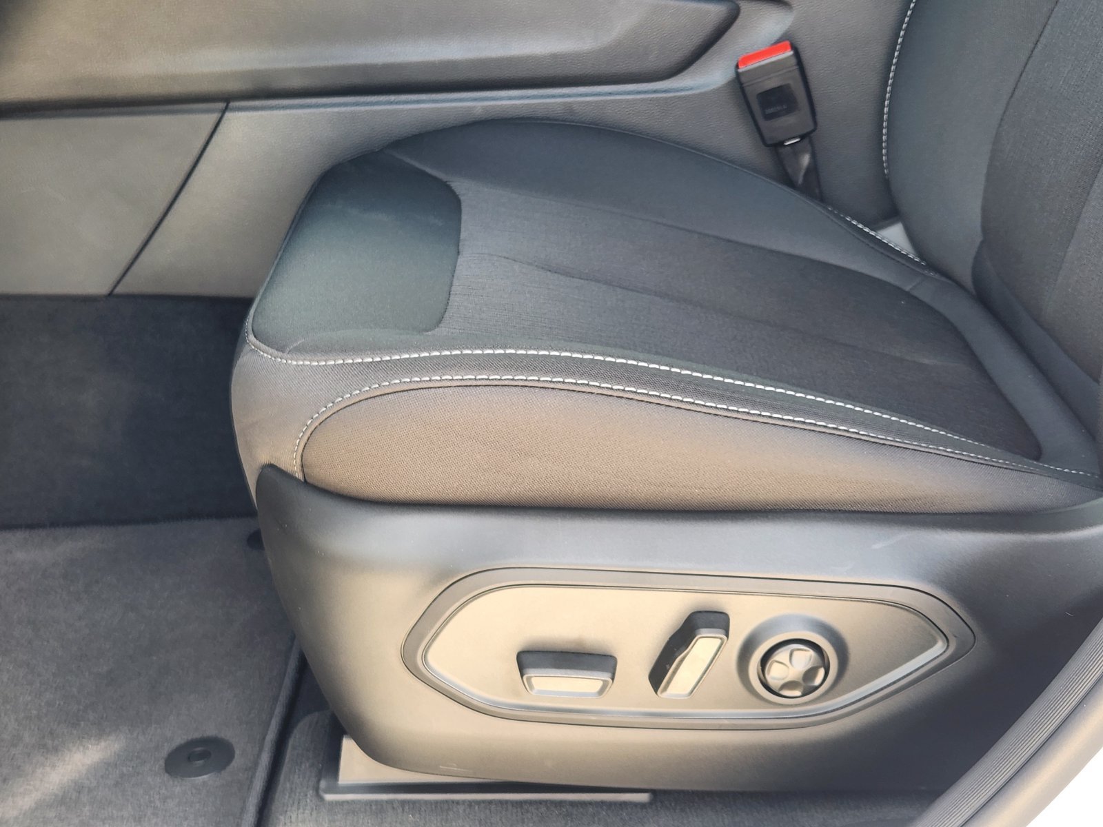 New 2027 Jeep Grand Cherokee Laredo X RWD image 21