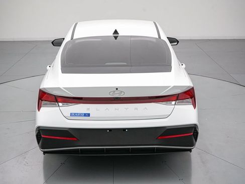 Used 2025 Hyundai Elantra SE FWD image 5