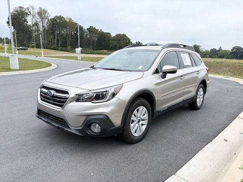 Used 2019 Subaru Outback 2.5i Premium AWD/4WD image 3