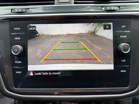 Used 2023 Volkswagen Tiguan SE w/ Panoramic Sunroof Package FWD image 23