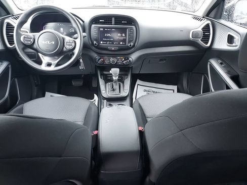 Used 2025 Kia Soul LX w/ LX Technology Package FWD image 10
