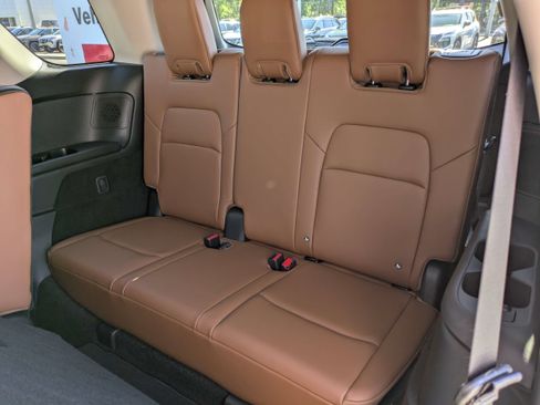 Certified 2025 Nissan Pathfinder Platinum w/ Black Appearance Package FWD image 15