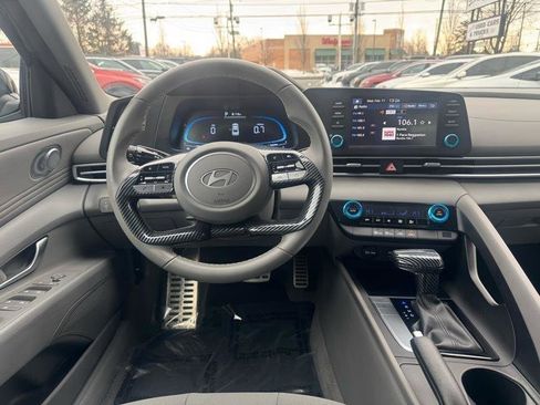 Used 2025 Hyundai Elantra Sport image 12