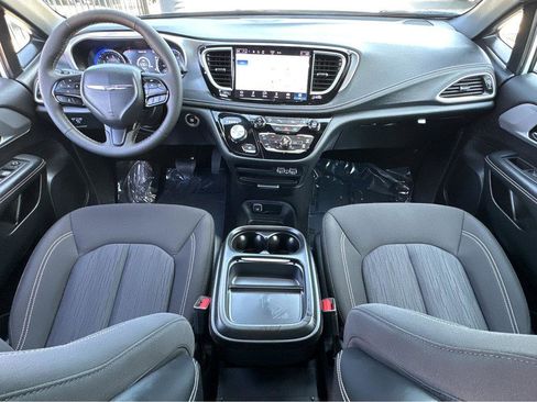 Used 2024 Chrysler Pacifica Touring image 4