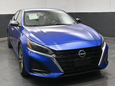 Used 2025 Nissan Altima 2.5 SV FWD image 2