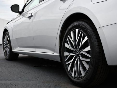 Used 2024 Nissan Altima 2.5 SV FWD image 10