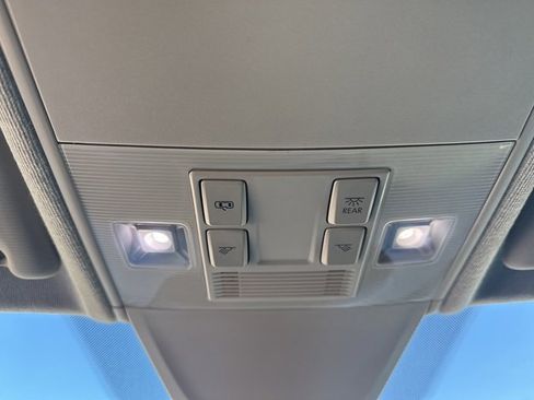 Used 2022 Volkswagen Tiguan SE image 36