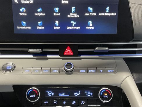 Used 2024 Hyundai Elantra Limited image 17