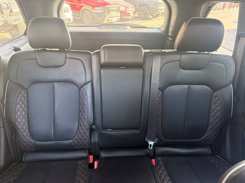 Used 2025 Jeep Grand Cherokee Summit w/ Obsidian Package AWD/4WD image 13