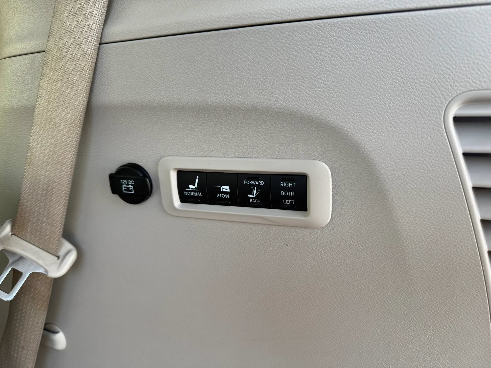 Used 2017 Chrysler Pacifica Limited w/ UConnect Theater Package FWD image 22