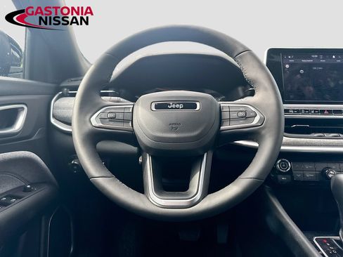 Used 2025 Jeep Compass Latitude AWD/4WD image 29