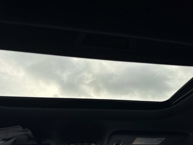 Used 2025 Chevrolet Trax RS w/ Sunroof Package FWD image 23