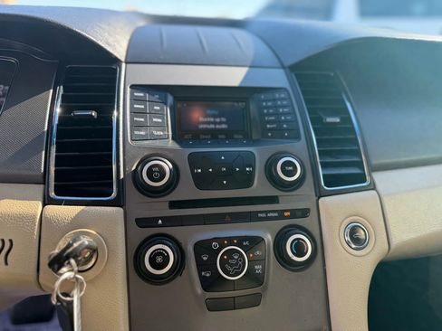 Used 2015 Ford Taurus SE image 23