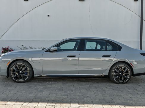 Used 2025 BMW 750e xDrive w/ Premium Package AWD/4WD image 9