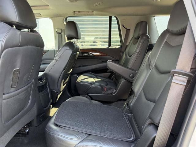 Used 2020 Cadillac Escalade Luxury w/ LPO, Radiant Package AWD/4WD image 15