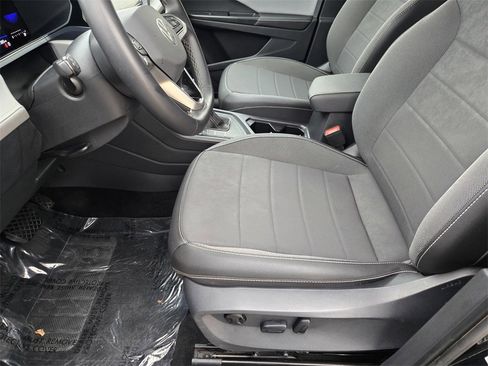 Used 2024 Volkswagen Taos SE image 25