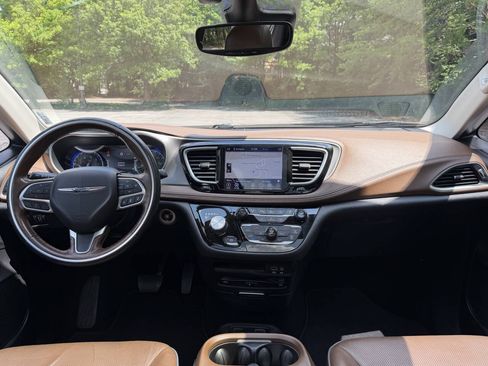 Used 2019 Chrysler Pacifica Limited w/ Advanced Safetytec Group FWD image 9