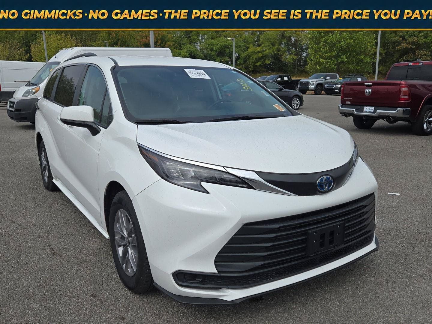 Used 2024 Toyota Sienna LE AWD/4WD image 1