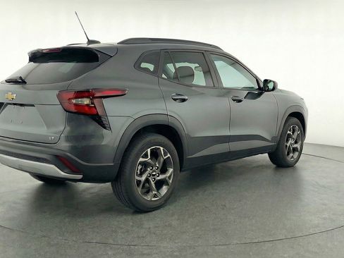 Used 2025 Chevrolet Trax LT FWD image 9