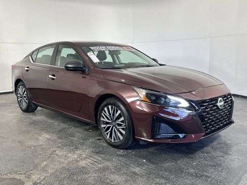 Certified 2025 Nissan Altima 2.5 SV FWD image 2