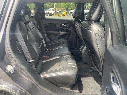 Used 2019 Jeep Cherokee Latitude Plus w/ Comfort/Convenience Group AWD/4WD image 18