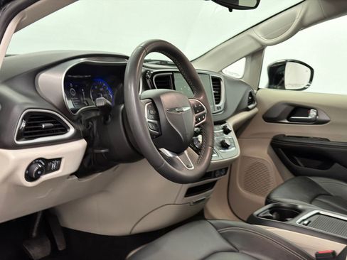 Used 2024 Chrysler Pacifica Touring-L FWD image 14