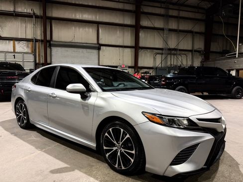 Used 2018 Toyota Camry SE FWD image 2