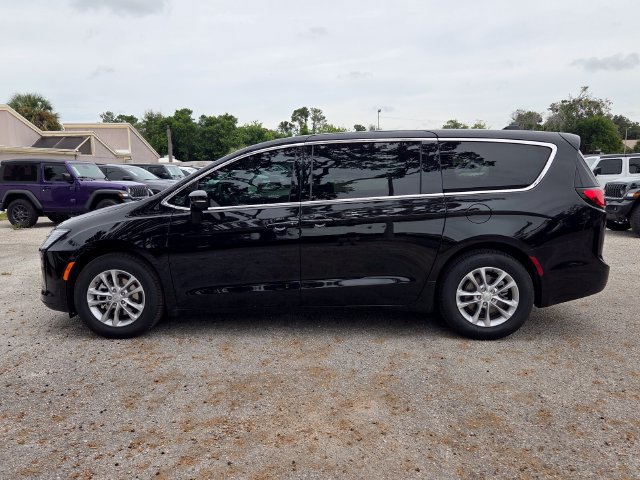 New 2027 Chrysler Pacifica Select FWD image 5