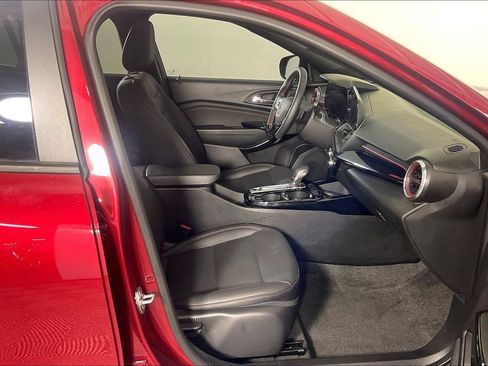 Used 2025 Chevrolet Trax RS w/ Sunroof Package FWD image 9