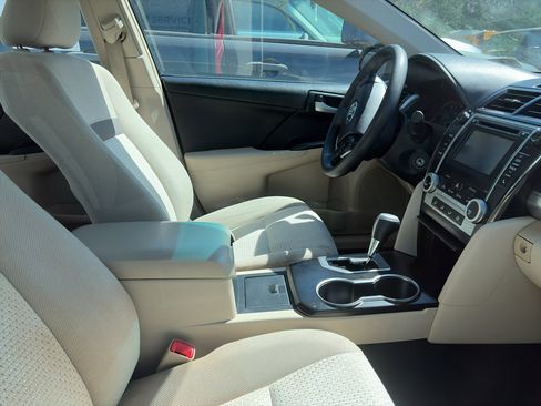 Used 2014 Toyota Camry LE w/ Moonroof Package image 5