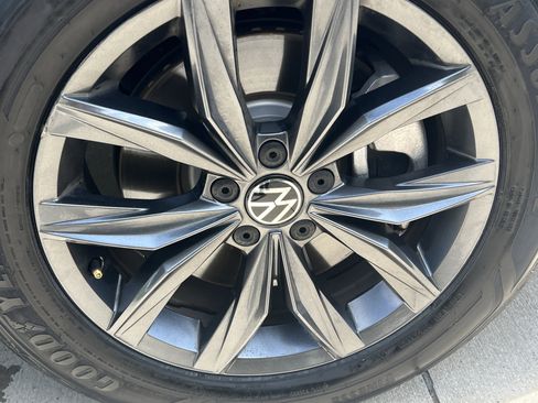 Used 2024 Volkswagen Tiguan SE image 12