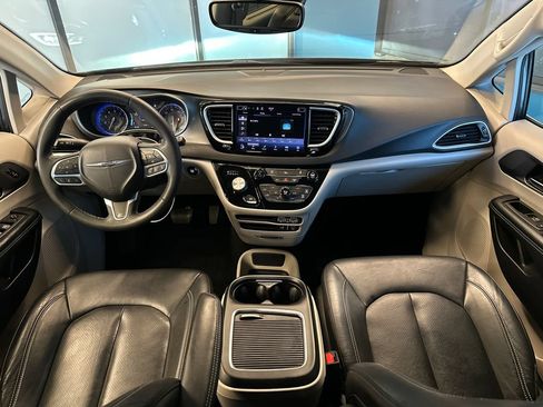 Used 2022 Chrysler Pacifica Touring-L FWD image 9