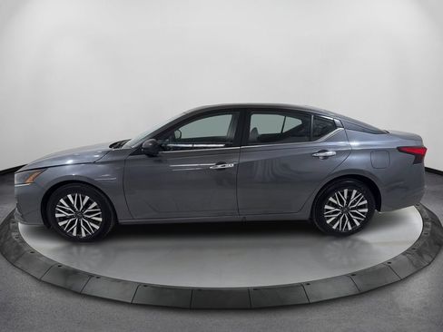 Used 2025 Nissan Altima 2.5 SV FWD image 9