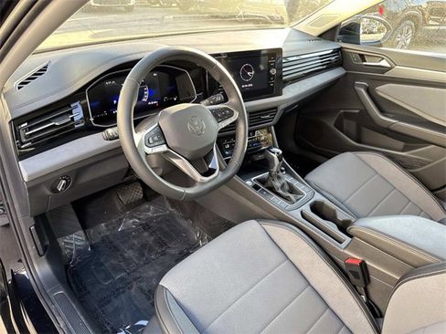 Certified 2025 Volkswagen Jetta SE w/ Sunroof Package image 12