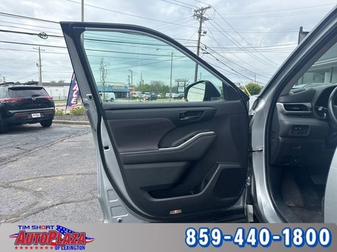 Used 2024 Toyota Highlander LE AWD/4WD image 13