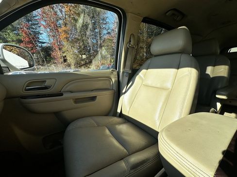 Used 2011 Cadillac Escalade ESV Premium image 18
