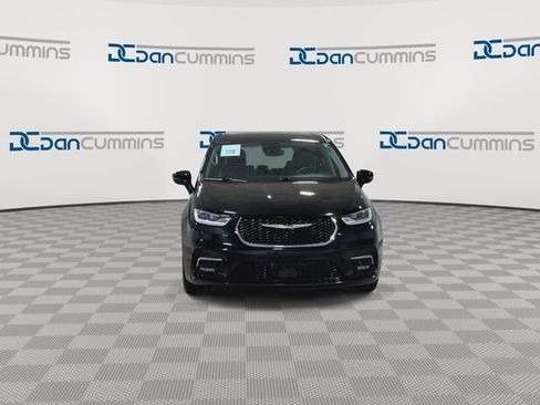 Used 2024 Chrysler Pacifica Touring-L FWD image 3