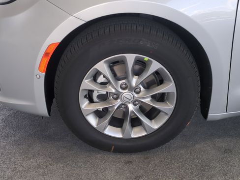 New 2026 Chrysler Pacifica Limited image 11