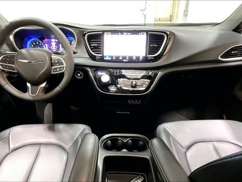 Used 2025 Chrysler Pacifica Select FWD image 15