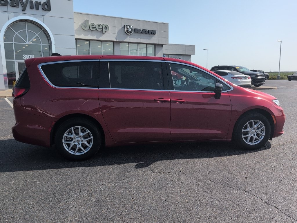 Used 2025 Chrysler Pacifica Select FWD image 9