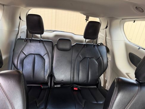 Used 2017 Chrysler Pacifica Touring-L Plus FWD image 6