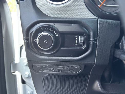 Used 2024 Jeep Wrangler Sahara image 19